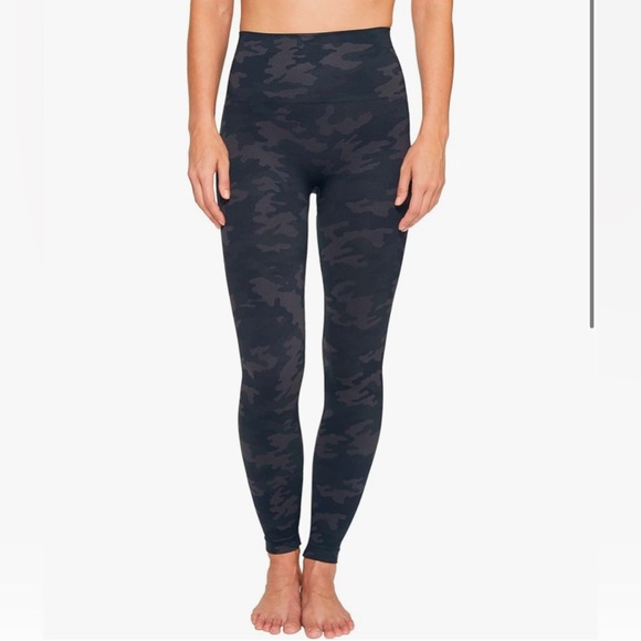 NWOT Spanx Look at Me Now Seamless Legging M Black Camo High Waist Shaping - Picture 3 of 6